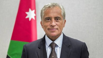 صورة | رئيس الوزراء يهنئ عضو اللجنة التنفيذية لمنظمة التحرير الفلسطينية حسين الشيخ