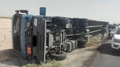 صورة | الأمن العام: تدهور ناقلة سيارات على “الصحراوي” وسقوط مركبات خارج الطريق