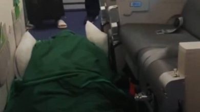 صورة | وفاة حاجة إندونيسية على متن طائرة أثناء توجهها لأداء فريضة الحج