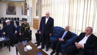 صورة | العيسوي ينقل تعازي الملك وولي العهد إلى إياد علاوي بوفاة نجله