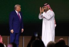 صورة | سعادة وتصفيق حار.. ردّة فعل ولي العهد السعودي بعد إعلان ترمب رفع العقوبات عن سوريا