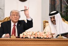 صورة | ماذا أهدى أمير قطر لترمب خلال توقيع الاتفاقيات بين البلدين؟ فيديو