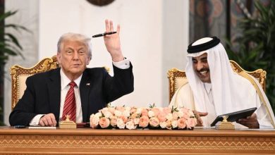صورة | ماذا أهدى أمير قطر لترمب خلال توقيع الاتفاقيات بين البلدين؟ فيديو