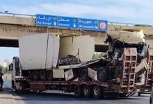 صورة | شاحنة عالقة تحت جسر الجويدة تُعطل حركة السير مؤقتًا في عمان