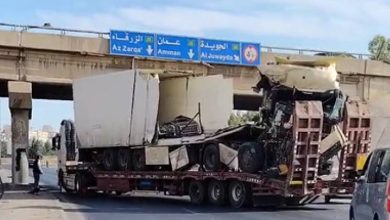 صورة | شاحنة عالقة تحت جسر الجويدة تُعطل حركة السير مؤقتًا في عمان