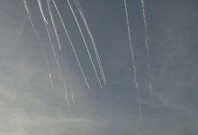 صورة | أجسام طائرة مجهولة في سماء أم الرشراش “إيلات”.. وعدسة “رؤيا” ترصد من العقبة