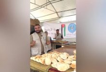 صورة | الهيئة الخيرية توزع الخبز على “أسود الميدان” من الصحفيين في قطاع غزة