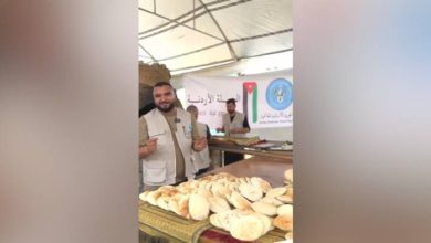 صورة | الهيئة الخيرية توزع الخبز على “أسود الميدان” من الصحفيين في قطاع غزة