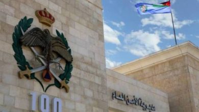 صورة | الأمن يتعامل مع حقيبة عثر عليها في ساحة ترابية في عمان.. تفاصيل