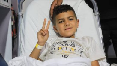 صورة | القوات المسلحة الأردنية تُجلي طفلين مرضى من غزة