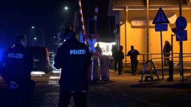 صورة | حياة بعضهم بخطر.. السلطات الألمانية: 12 جريحا في هجوم بسكين في محطة للقطارات في هامبورغ