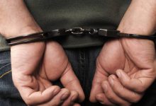 صورة | القبض على شخصين ألقيا العلم الأردني على الأرض في عمّان