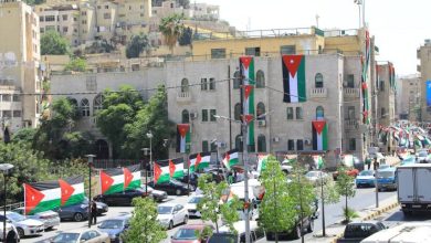صورة | ما هي العقوبة المتوقعة بحق ثلاثة أحداث من جنسية عربية ظهروا يسيئون للعلم الأردني؟