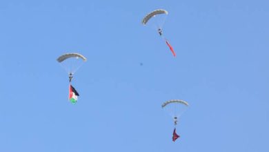 صورة | القوات المسلحة الأردنية تنفذ انزالاً مظلياً بالعلم الأردني.. فيديو