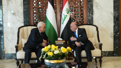صورة وزير الخارجية العراقي والرئيس عباس يؤكدان أهمية انعقاد القمة العربية في هذا الظرف الحساس