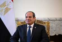 صورة مصر: السيسي يتصل بفنان شهير للاطمئنان عن صحته بعد إشاعة وفاته