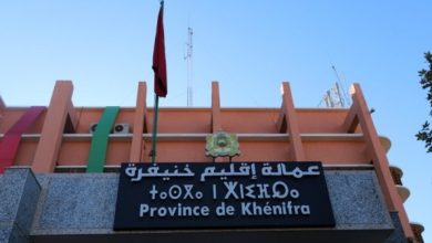 صورة منع قيادي نقابي من دخول مقر عمالة خنيفرة يُفجر الغضب