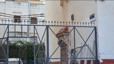 صورة مواطن يسيج زنقة وآخر يحولها إلى مطعم مفتوح… احتلال فاضح للملك العمومي بأكادير (صور)