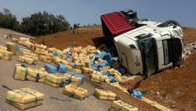 صورة عاجل..انقلاب شاحنة محملة بالحشيش قرب سلا