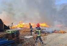صورة السيطرة على حريق ضخم شب بمستودعين فلاحيين باشتـوكة (صـور)