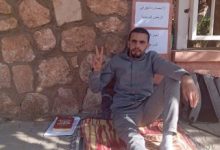 صورة أستاذ يضرب عن الطعام أمام أكاديمية بني ملال احتجاجا على اقتطاع “تعسفي” من أجرته