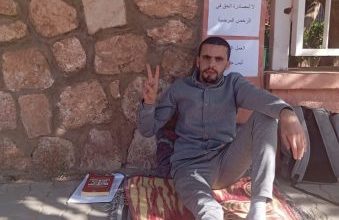 صورة أستاذ يضرب عن الطعام أمام أكاديمية بني ملال احتجاجا على اقتطاع “تعسفي” من أجرته