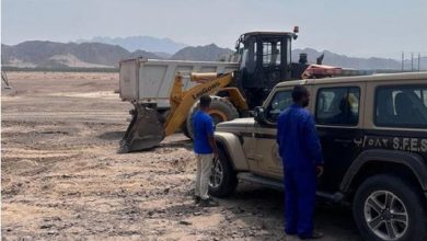 صورة ضبط مقيمين مخالفين لنظام البيئة لاستغلالهما الرواسب في منطقة المدينة المنورة