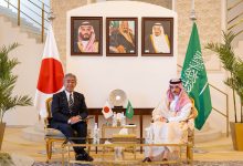 صورة وزير الخارجية يستعرض العلاقات الثنائية مع نظيره الياباني