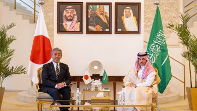 صورة وزير الخارجية يستعرض العلاقات الثنائية مع نظيره الياباني