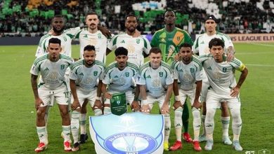صورة وزير الرياضة يوجه بتقديم 200 ألف ريال مكافأة مالية لكل لاعب من فريق الأهلي