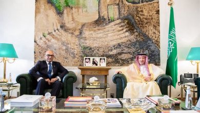 صورة «الخريجي» يستعرض مع سفير باكستان العلاقات الثنائية والمستجدات الإقليمية والدولية