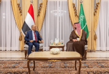 صورة وزير الدفاع يلتقي رئيس مجلس الوزراء اليمني ويستعرضان مستجدات الأوضاع
