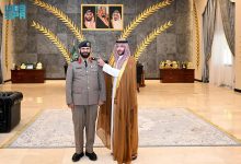 صورة محافظ الطائف يقلّد القحطاني رتبته الجديدة