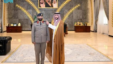صورة محافظ الطائف يقلّد القحطاني رتبته الجديدة