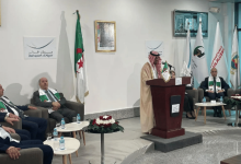 صورة سفير المملكة لدى الجزائر يشارك في توديع الفوج الأول من ضيوف الرحمن