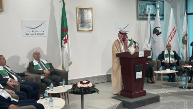 صورة سفير المملكة لدى الجزائر يشارك في توديع الفوج الأول من ضيوف الرحمن