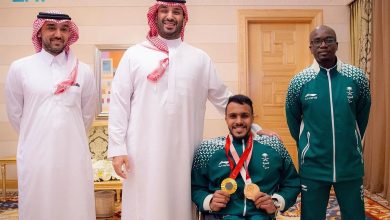 صورة ولي العهد يستقبل لاعب المنتخب السعودي لألعاب القوى البارالمبية عبدالرحمن القرشي