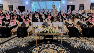 صورة الأمير حسام بن سعود يرعى حفل تخريج 4700 طالب وطالبة من جامعة الباحة