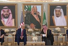 صورة حديث ودي على القهوة السعودية بين ولي العهد وترامب في استراحة صالة التشريفات بمطار الملك خالد