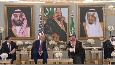 صورة حديث ودي على القهوة السعودية بين ولي العهد وترامب في استراحة صالة التشريفات بمطار الملك خالد