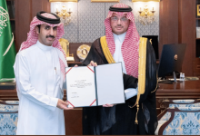 صورة محافظ الأحساء يكرّم مواطنًا تبرع بكليته لأحد أصدقائه