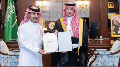 صورة محافظ الأحساء يكرّم مواطنًا تبرع بكليته لأحد أصدقائه
