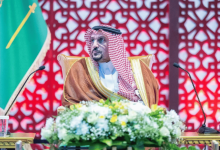 صورة أمير القصيم يرعى حفل تخريج 598 خريجًا من طلبة كليات عنيزة الأهلية