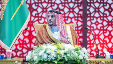 صورة أمير القصيم يرعى حفل تخريج 598 خريجًا من طلبة كليات عنيزة الأهلية