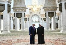صورة الرئيس الأمريكي يزور مسجد الشيخ زايد الكبير