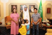 صورة إنفاذًا لتوجيه خادم الحرمين.. سفير المملكة بالفلبين يستقبل التوأم السيامي “كليا وموريس”