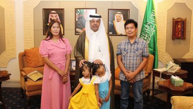 صورة إنفاذًا لتوجيه خادم الحرمين.. سفير المملكة بالفلبين يستقبل التوأم السيامي “كليا وموريس”