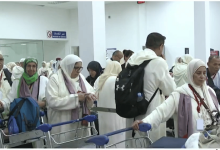 صورة مشاعر الفرح تغمر الحجاج المغاربة في أولى رحلاتهم لأداء فريضة الحج من مطار الرباط