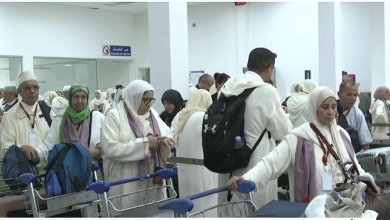 صورة مشاعر الفرح تغمر الحجاج المغاربة في أولى رحلاتهم لأداء فريضة الحج من مطار الرباط