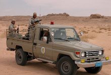 صورة القبض على 3 مخالفين لتهريبهم 60 كيلوجرامًا من القات في عسير